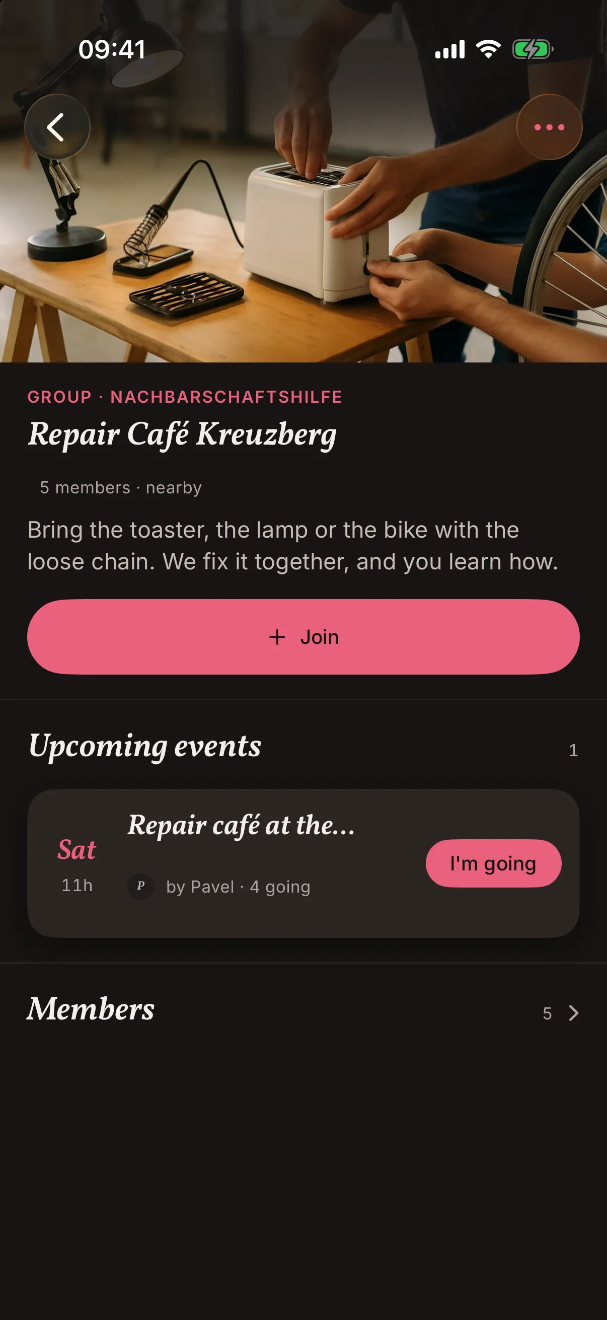 A group in the snakken app: Repair Café Kreuzberg with a photo of a toaster being repaired, five members, one upcoming date and a button to join.