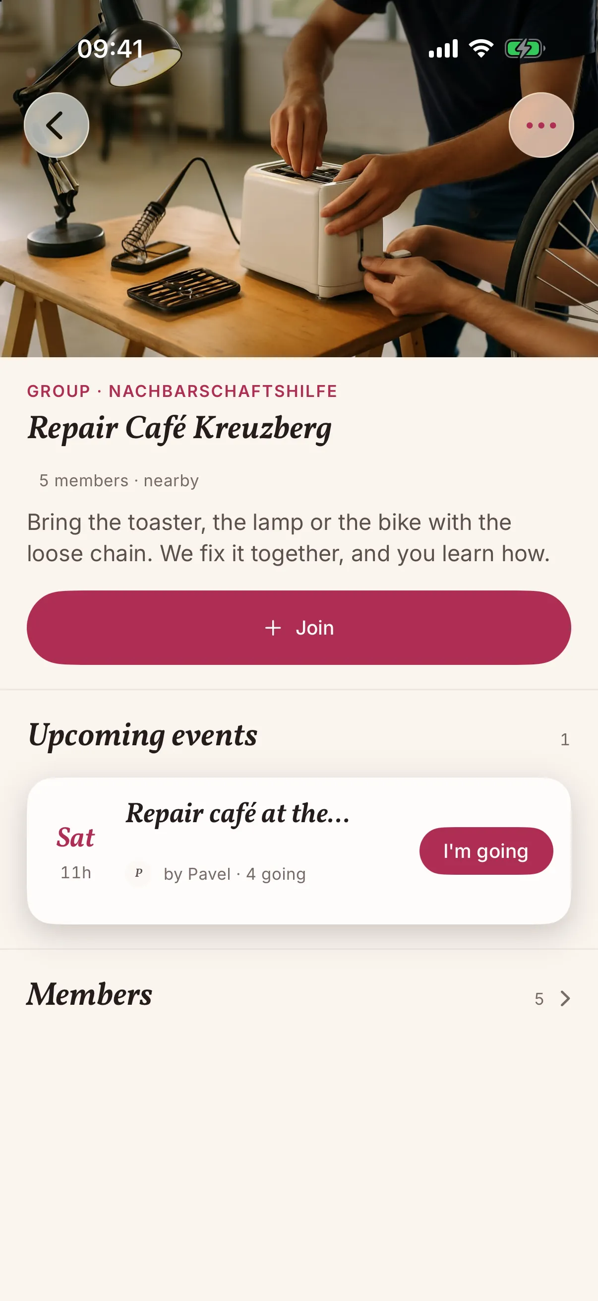 A group in the snakken app: Repair Café Kreuzberg with a photo of a toaster being repaired, five members, one upcoming date and a button to join.