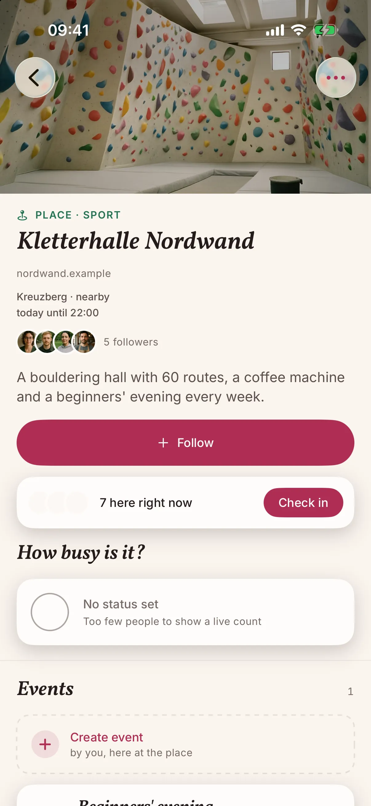 A climbing gym in the snakken app: Kletterhalle Nordwand with a photo of the bouldering hall, open until 22:00, five followers and seven people here right now.